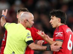 Lisandro Martinez vylúčil z hry HAIR PULL, keď Gary Neville vynáša tupý verdikt Paul Tierney hovorí s Lisandrom Martinezom po jeho vylúčení