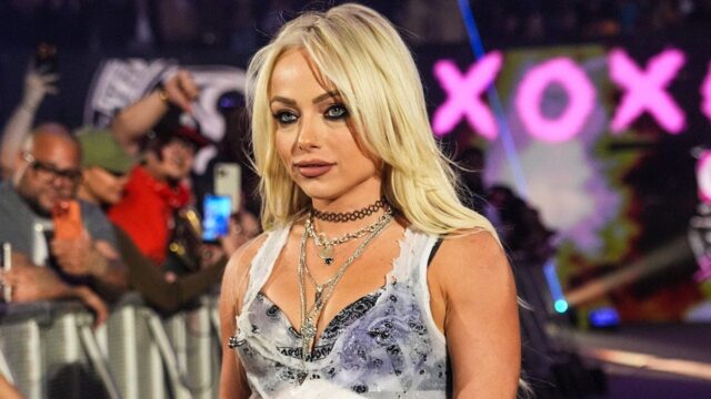 Liv Morgan a Roxanne Perez riešia následky nárazu do hlavy Liv Morgan a Roxanne Perez riešia následky nárazu do hlavy