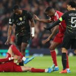 Huga Ekitike z Liverpoolu kontroluje Alexander Isak