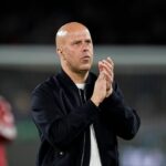 Arne Slot ďakuje fanúšikom po prehre s PSG v Paríži