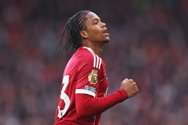 Ngumoha sa stal najmladším hráčom, ktorý strelil gól v Premier League na Anfielde curlingom (FC Liverpool cez Getty Images)