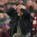 Arne Slot, manažér Liverpoolu, sleduje zápas štvrťfinále 2025/26 Ligy majstrov UEFA 2025/26 medzi Liverpool FC a Paris Saint-Germain FC na Anfielde 14. apríla 2026 v Liverpoole v Anglicku.