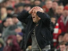 Liverpool nevyhodí Arneho Slotu za prehru s Evertonom – ale môže to byť začiatok konca Arne Slot, manažér Liverpoolu, sleduje zápas štvrťfinále 2025/26 Ligy majstrov UEFA 2025/26 medzi Liverpool FC a Paris Saint-Germain FC na Anfielde 14. apríla 2026 v Liverpoole v Anglicku.