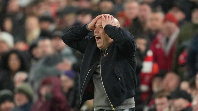 Liverpool nevyhodí Arneho Slotu za prehru s Evertonom - ale Arne Slot, manažér Liverpoolu, sleduje zápas štvrťfinále 2025/26 Ligy majstrov UEFA 2025/26 medzi Liverpool FC a Paris Saint-Germain FC na Anfielde 14. apríla 2026 v Liverpoole v Anglicku.