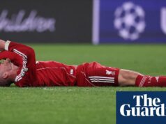 Liverpool odchádza z Paríža s prázdnymi rukami a Atlético ohromuje Barcu – Football Weekly Extra | futbal TOPSHOT-FBL-EUR-C1-PSG-LIVERPOOLTOPSHOT - Argentínsky stredopoliar Liverpoolu č. 10 Alexis Mac Allister reaguje na zemi počas prvého štvrťfinále futbalového zápasu Ligy majstrov UEFA medzi Paris Saint-Germain (PSG) a FC Liverpool na štadióne Parc des Princes v Paríži 8. apríla 2026 cez Getto FFPCK/FFPCKFCK/FFPCK.