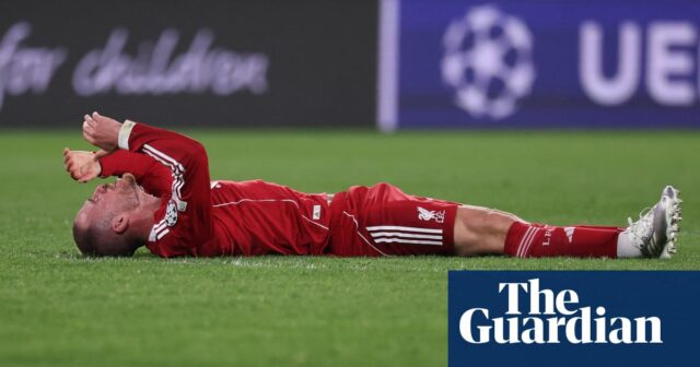 Liverpool odchádza z Paríža s prázdnymi rukami a Atlético ohromuje TOPSHOT-FBL-EUR-C1-PSG-LIVERPOOLTOPSHOT - Argentínsky stredopoliar Liverpoolu č. 10 Alexis Mac Allister reaguje na zemi počas prvého štvrťfinále futbalového zápasu Ligy majstrov UEFA medzi Paris Saint-Germain (PSG) a FC Liverpool na štadióne Parc des Princes v Paríži 8. apríla 2026 cez Getto FFPCK/FFPCKFCK/FFPCK.