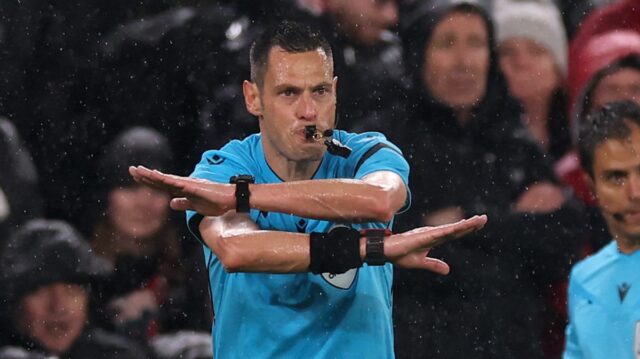 Alexis Mac Allister z Liverpoolu je faulovaný Willianom Pachom, čo vedie k nariadeniu penalty