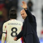 Manažér / hlavný tréner Liverpoolu Arne Slot máva po zápase Premier League medzi West Ham United a Liverpoolom na londýnskom štadióne