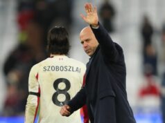 Liverpool ‚predal päť hráčov‘, pretože Arne Slot začína s obrovským vyčistením Manažér / hlavný tréner Liverpoolu Arne Slot máva po zápase Premier League medzi West Ham United a Liverpoolom na londýnskom štadióne