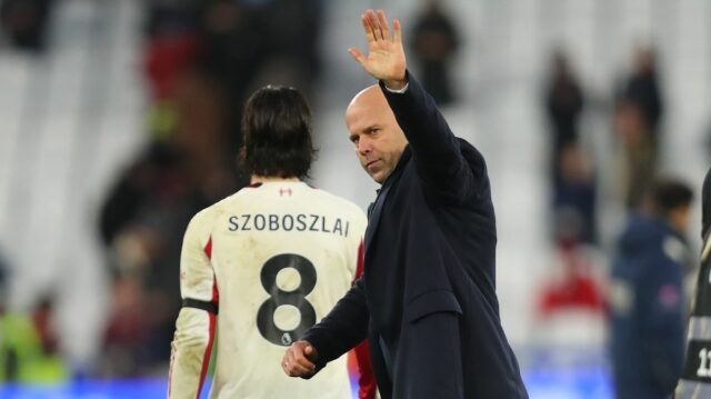 Manažér / hlavný tréner Liverpoolu Arne Slot máva po zápase Premier League medzi West Ham United a Liverpoolom na londýnskom štadióne