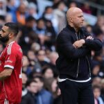 MANCHESTER, ANGLICKO - 4. apríla: Arne Slot, hlavný tréner Liverpoolu, uznal Mohameda Salaha z Liverpoolu za jeho striedanie počas štvrťfinále Emirates FA Cup medzi Manchestrom City a Liverpoolom 4. apríla 2026 v Manchestri v Anglicku. (Foto: James Gill – Danehouse/Getty Images)