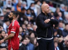 Liverpool roztrhaný na kusy, keď „katastrofická“ strana Arneho Slotu povedala, že čelí „krvavému kúpeľu“ PSG MANCHESTER, ANGLICKO - 4. apríla: Arne Slot, hlavný tréner Liverpoolu, uznal Mohameda Salaha z Liverpoolu za jeho striedanie počas štvrťfinále Emirates FA Cup medzi Manchestrom City a Liverpoolom 4. apríla 2026 v Manchestri v Anglicku. (Foto: James Gill – Danehouse/Getty Images)