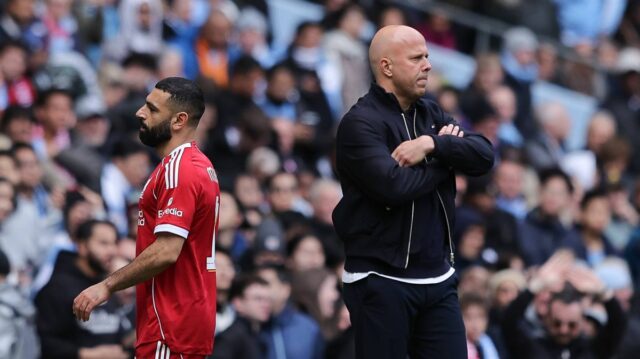 MANCHESTER, ANGLICKO - 4. apríla: Arne Slot, hlavný tréner Liverpoolu, uznal Mohameda Salaha z Liverpoolu za jeho striedanie počas štvrťfinále Emirates FA Cup medzi Manchestrom City a Liverpoolom 4. apríla 2026 v Manchestri v Anglicku. (Foto: James Gill – Danehouse/Getty Images)