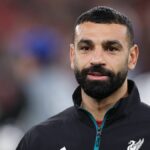 Mohamed Salah z Liverpoolu sa pozerá na zápas osemfinále Ligy majstrov 2025/26 2025/26 medzi Liverpool FC a Galatasaray SK na Anfielde