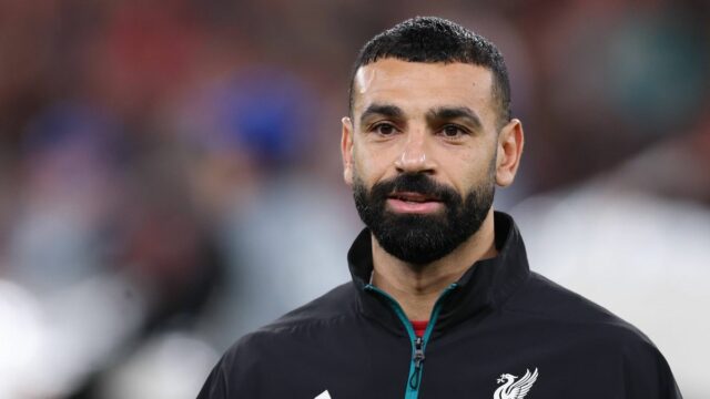 Mohamed Salah z Liverpoolu sa pozerá na zápas osemfinále Ligy majstrov 2025/26 2025/26 medzi Liverpool FC a Galatasaray SK na Anfielde