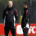 Arne Slot môže prísť o jedného zo svojich kľúčových trénerov, Giovanniho van Bronckhorsta (vpravo)