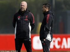 Liverpool sa pripravuje na ďalšie otrasy, keďže kľúčový muž v trénerskom tíme Arneho Slotu je cieľom holandských gigantov Arne Slot môže prísť o jedného zo svojich kľúčových trénerov, Giovanniho van Bronckhorsta (vpravo)