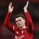 LIVERPOOL, ANGLICKO - 11. apríla: Andrew Robertson z Liverpoolu vyjadruje uznanie fanúšikom po zápase Premier League medzi Liverpoolom a Fulhamom na Anfielde 11. apríla 2026 v Liverpoole v Anglicku. (Foto: Kate McShane/Getty Images)