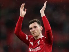 Liverpool sa zameriava na výmenu Andyho Robertsona, keďže klubová legenda sa blíži k ďalšiemu ťahu LIVERPOOL, ANGLICKO - 11. apríla: Andrew Robertson z Liverpoolu vyjadruje uznanie fanúšikom po zápase Premier League medzi Liverpoolom a Fulhamom na Anfielde 11. apríla 2026 v Liverpoole v Anglicku. (Foto: Kate McShane/Getty Images)