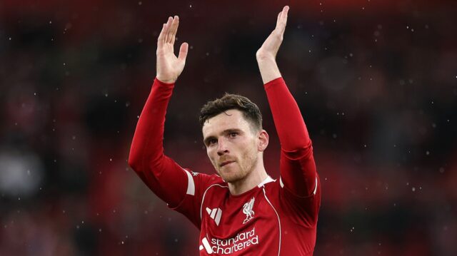 Liverpool sa zameriava na výmenu Andyho Robertsona, keďže klubová legenda LIVERPOOL, ANGLICKO - 11. apríla: Andrew Robertson z Liverpoolu vyjadruje uznanie fanúšikom po zápase Premier League medzi Liverpoolom a Fulhamom na Anfielde 11. apríla 2026 v Liverpoole v Anglicku. (Foto: Kate McShane/Getty Images)