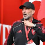 Manažér Liverpool Legends Jurgen Klopp sa vracia na Anfield na futbalový zápas Legends medzi Liverpool Legends a Dortmund Legends na Anfielde v Liverpoole v severozápadnom Anglicku 28. marca 2026. (Foto: PETER POWELL / AFP cez Getty Images)