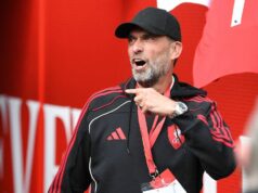 Liverpool správy: Mo Salah ‚náhradné‘ adresy prestupu, ako Jurgen Klopp hovorí Manažér Liverpool Legends Jurgen Klopp sa vracia na Anfield na futbalový zápas Legends medzi Liverpool Legends a Dortmund Legends na Anfielde v Liverpoole v severozápadnom Anglicku 28. marca 2026. (Foto: PETER POWELL / AFP cez Getty Images)