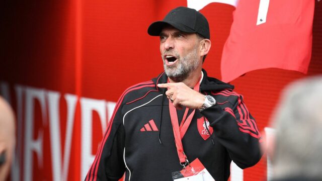 Manažér Liverpool Legends Jurgen Klopp sa vracia na Anfield na futbalový zápas Legends medzi Liverpool Legends a Dortmund Legends na Anfielde v Liverpoole v severozápadnom Anglicku 28. marca 2026. (Foto: PETER POWELL / AFP cez Getty Images)