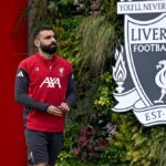 Mohamed Salah prechádza okolo odznaku Liverpoolu