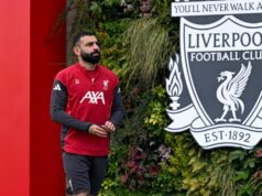 Liverpool varoval, že nemôže nahradiť Mohameda Salaha len jedným hráčom, keďže padli dve mená Mohamed Salah prechádza okolo odznaku Liverpoolu
