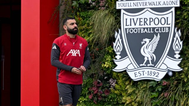 Mohamed Salah prechádza okolo odznaku Liverpoolu