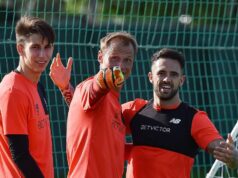 Liverpool vzdáva hold bývalému brankárovi Alexovi Manningerovi (48) po tragickej smrti pri autonehode Dejan Lovren a Alex Manninger z Liverpoolu počas tréningu na Melwood Training Ground