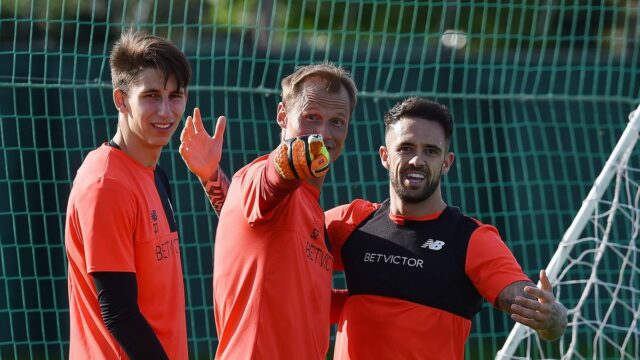 Liverpool vzdáva hold bývalému brankárovi Alexovi Manningerovi (48) po tragickej Dejan Lovren a Alex Manninger z Liverpoolu počas tréningu na Melwood Training Ground