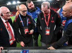 Liverpool zmenil Anfield pre baráž Ligy majstrov PSG po hororovom zranení Noa Langa Predstavitelia Liverpoolu kontrolujú plot, o ktorý sa zranil Noa Lang