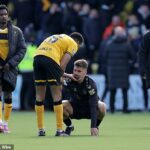 Cristian Montano z Livingstonu utešuje útočníka Hearts Claudia Bragu po remíze 2:2