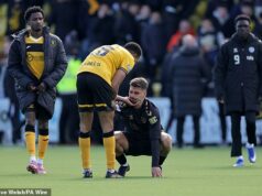 Livingston 2-2 Hearts: Lovci titulov premrhajú veľkú príležitosť v jame levov, zatiaľ čo žalostná forma pokračuje Cristian Montano z Livingstonu utešuje útočníka Hearts Claudia Bragu po remíze 2:2