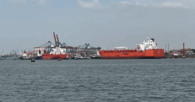 Lode smerujúce do Pakistanu prechádzajú cez Hormuzský prieliv | Americko-izraelská vojna proti Iránu
