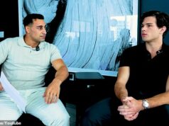 ‚Looksmaxxer‘ Clavicular odhaľuje ohromujúci dôvod, prečo by muži NIKDY nemali nosiť futbalový dres v rozhovore s austrálskym influencerom Braden 'Clavicular' Peters (na obrázku vpravo s austrálskym influencerom Jonom-Bernardom Kairouzom) sa zameral na futbalových fanúšikov na celom svete, aby nosili tovar svojho tímu.