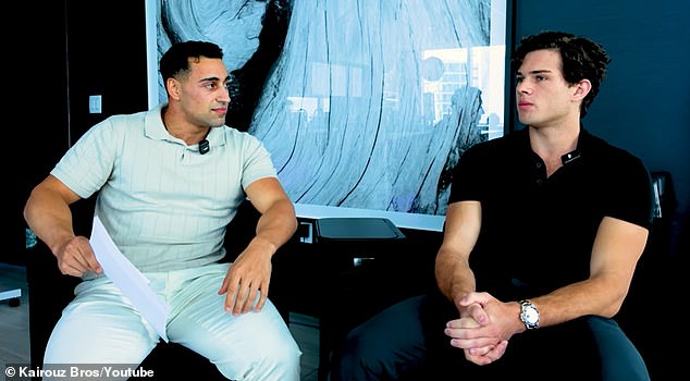 'Looksmaxxer' Clavicular odhaľuje ohromujúci dôvod, prečo by muži NIKDY nemali Braden 'Clavicular' Peters (na obrázku vpravo s austrálskym influencerom Jonom-Bernardom Kairouzom) sa zameral na futbalových fanúšikov na celom svete, aby nosili tovar svojho tímu.