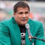 Lopta sa odrazí od hlavy univerzitného hráča v poli a je nepravdepodobný homerun