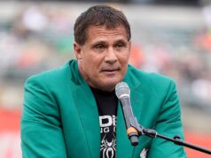 Lopta sa odrazí od hlavy univerzitného hráča v poli a je nepravdepodobný homerun Lopta sa odrazí od hlavy univerzitného hráča v poli a je nepravdepodobný homerun