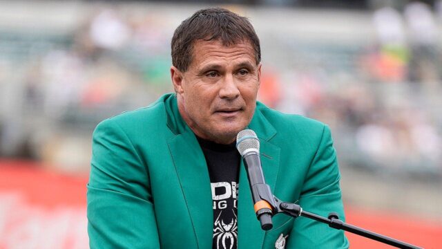 Lopta sa odrazí od hlavy univerzitného hráča v poli a Lopta sa odrazí od hlavy univerzitného hráča v poli a je nepravdepodobný homerun