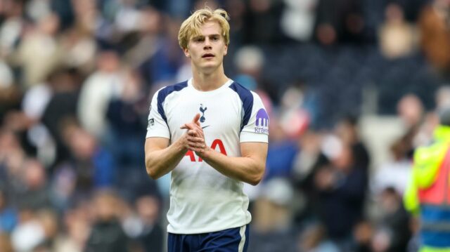 Stredopoliar Tottenhamu Lucas Bergvall by mohol opustiť klub už toto leto