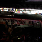 Ľudia, ktorí prežili smrteľnú nehodu vlaku v Indonézii vytiahnutí z vraku | Infraštruktúra