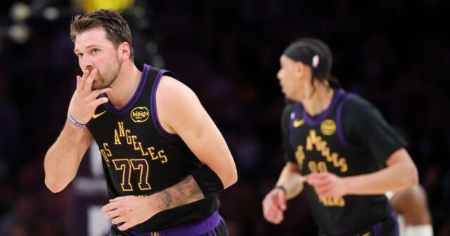 Luka Doncic dosiahol míľnikové body v Lakers' rout of Cavaliers
