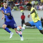 Obranca Tottenhamu Luka Vuskovič, proti Brazílii a útočníkovi Realu Madrid Viniciusovi Juniorovi v Chorvátsku, by mal mať v klube zo severného Londýna veľkú budúcnosť.