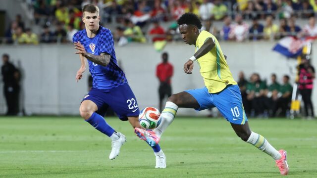 Obranca Tottenhamu Luka Vuskovič, proti Brazílii a útočníkovi Realu Madrid Viniciusovi Juniorovi v Chorvátsku, by mal mať v klube zo severného Londýna veľkú budúcnosť.