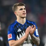 Luka Vuskovic z Hamburger SV kvituje fanúšikom po zápase Bundesligy medzi Hamburger SV a 1. FC Köln na Volksparkstadion 14. marca 2026 v Hamburgu v Nemecku.