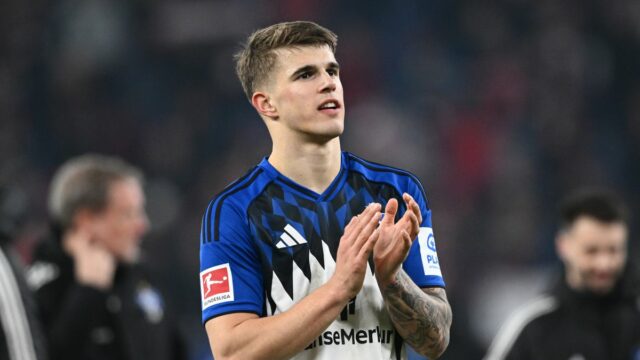 Luka Vuskovič upustil od budúceho Tottenhamu, keď Roberto De Zerbi Luka Vuskovic z Hamburger SV kvituje fanúšikom po zápase Bundesligy medzi Hamburger SV a 1. FC Köln na Volksparkstadion 14. marca 2026 v Hamburgu v Nemecku.