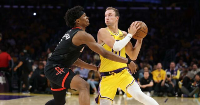 Luke Kennard vysiela Luka Doncic, pomáha Lakers poraziť Rockets
