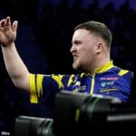 Luke Littler (na obrázku) bol v Premier League zapojený do ostrého sporu s Gianom van Veenom